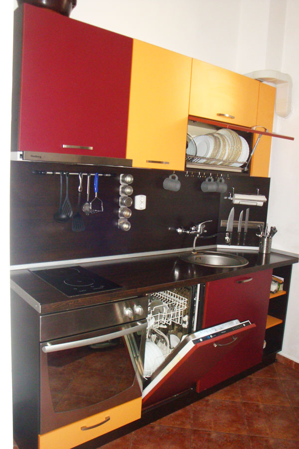 Напълно оборудвана КУХНЯ