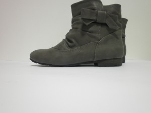 Черни велурени боти