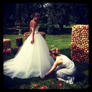 Нощница с тънки презрамки и закопчаване на гърба