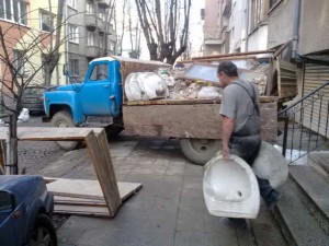 Извозване на строителни отпадъци, Изхвърляне на стари мебели, Чистене на мазета, тавани, двор, апарт