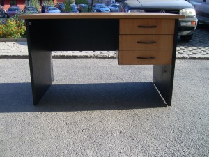 Бюро с вграден контейнер