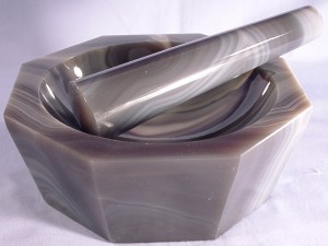 Продавам ахатов хаван с пестик