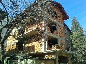 Триетажна къща