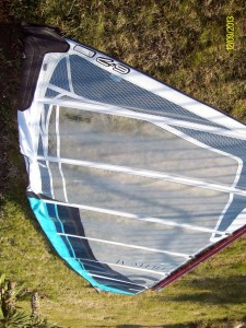 Продавам уиндсърф в много добро състояние/комплект