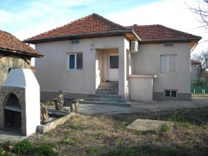 Kъщата се намира на главиня път,обзаведена PVC дограма