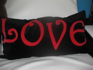 Възглавница любов в черно и червено