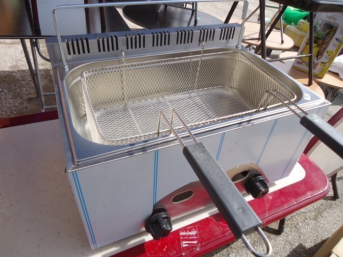 Фритюрник 10 литра на ток Цена - 280лв.,или на газ цена  380лв. специално за пържене на мекици понич