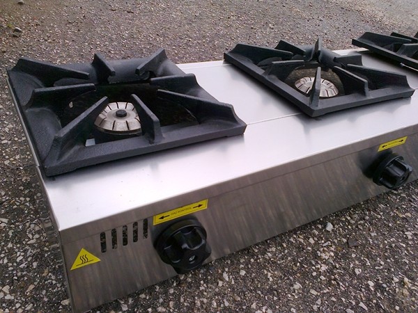 . Котлони на газ професионални тройка широчина от ляво на дясно -1.40см.  дълбочина 47см. височина 2