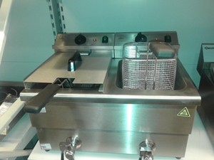 Професионален нов фритюрник на ток  2 х 8 литра. 3.5 kw.със кранчета за източване на олиото, Цена – 