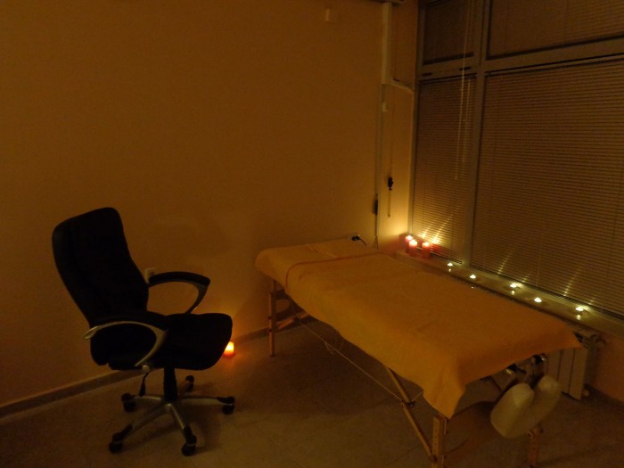 Търсим масажистка за работа в студио.