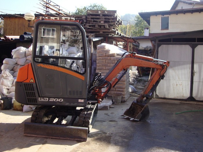 Изкопни услуги със самосвали, мини багери и бобкат