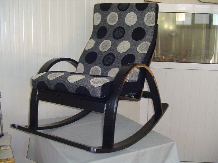 Люлеещ стол за кърмене