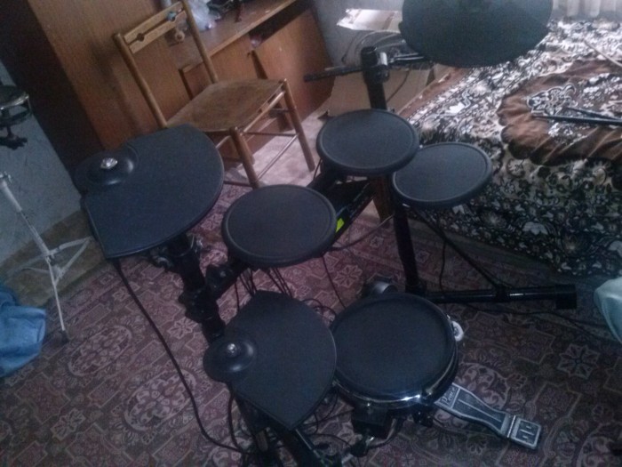 Продавам барабани Роланд Тд-7 със готови сетове за работа
