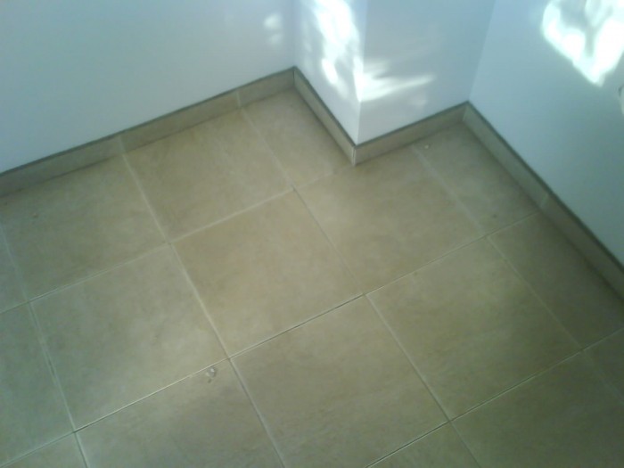 БОЯДИСВАНЕ на празни помещения една ръка един цвят 1.45лв м2 ,измазване около сменени прозорци 7лв л