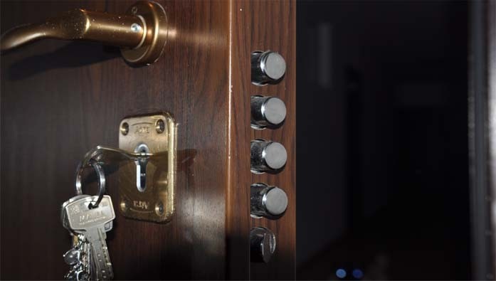 Денонощни ключарски услуги, автоключарски услуги и автоелектричарски услуги.