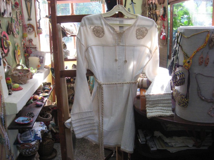 Арт галерия и работилница за ръчна изработка на макраме бижута и уникати от текстил: чанти, шапки, д