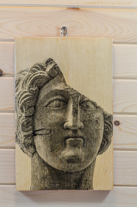 Антична усмивка в сиво