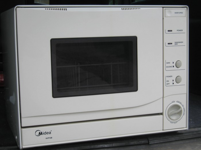 Продава се малка  съдомиялна  машина за 4 комплекта марка  Midea .Основно проверена с Гаранция 1годи