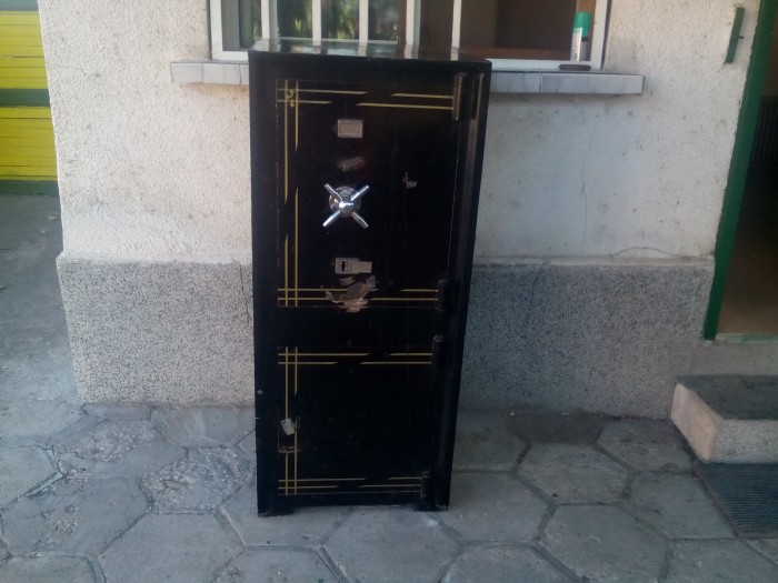 Продавам огнеупорни каси 3 бр