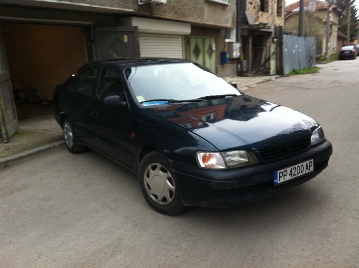 Продавам Тойота Карина