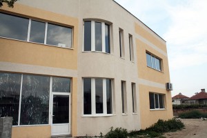 Дава под наем първи етаж от сграда