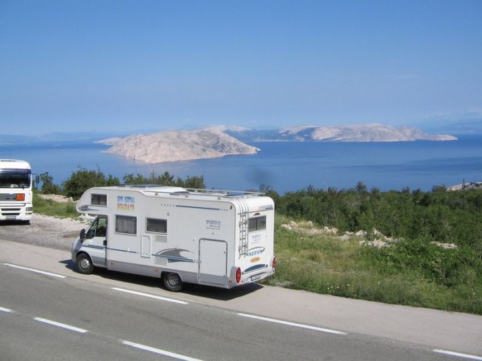         Ние  предлагаме просто караваните под наем