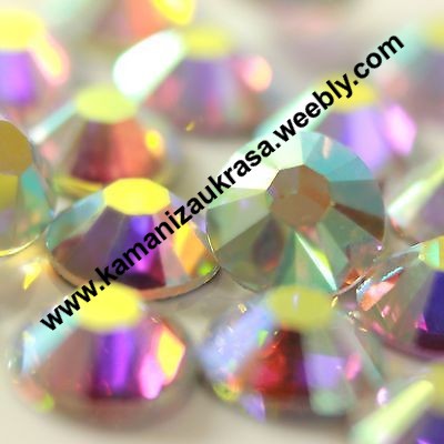 Ресни за дрехи, щраусови шалове, пера от опашка на петел, перли, кринолин, камъни за зашиване и др.