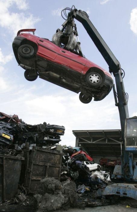 Изкупува развалени, бракувани в движение или не, ударени и повредени  коли ,джипове и  бусове 