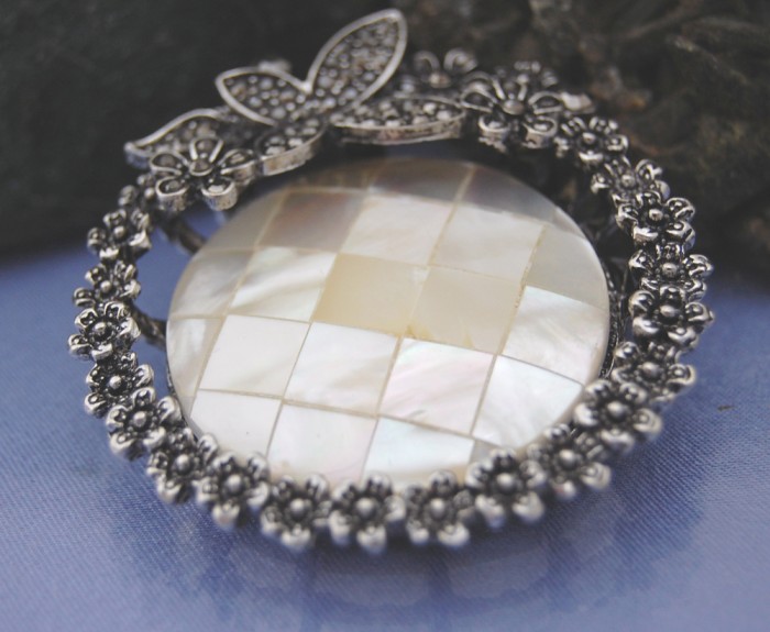 Брошка с бял седеф *Загадъчна пеперуда *-BR27