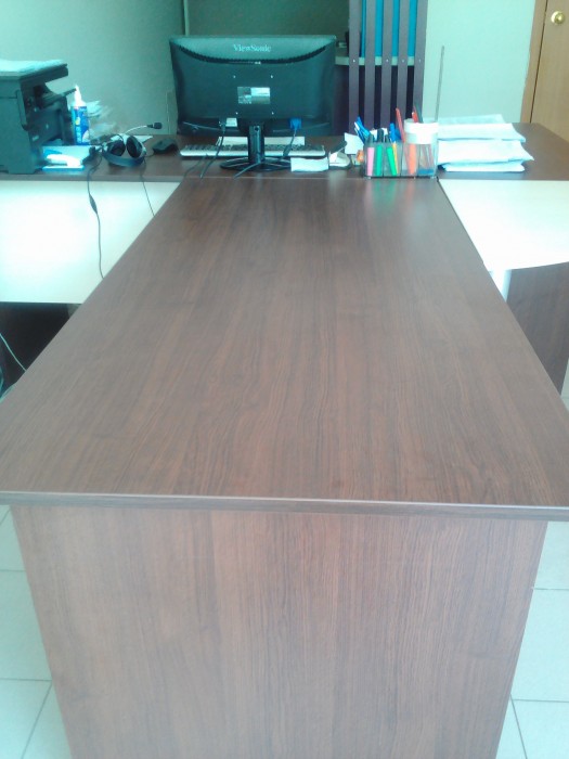 Продавам офис мебели