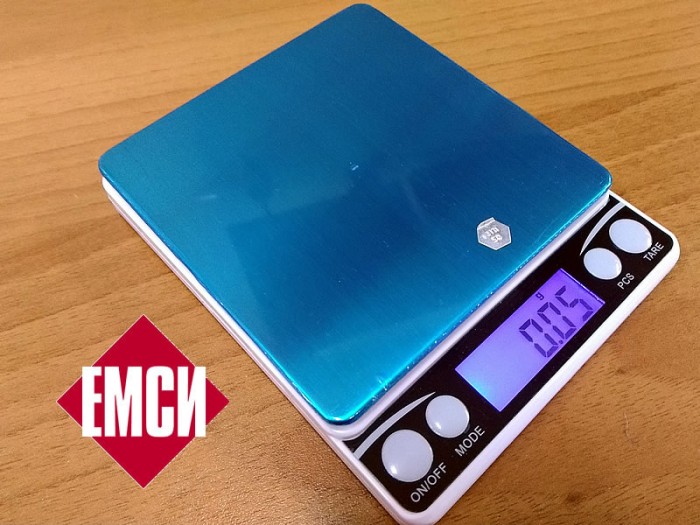 Прецизна квадратна везна с бял корпус