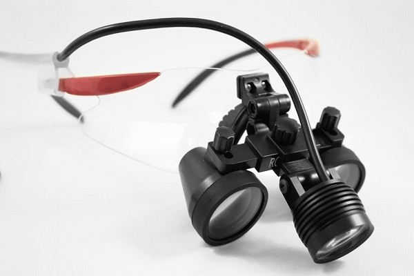 УВЕЛИЧИТЕЛНИ ОЧИЛА ЗА СТОМАТОЛОЗИ И ХИРУРЗИ И LED ОПТИЧНИ СВЕТЛИНИ НА ROSE MICRO SOLUTIONS(USA)