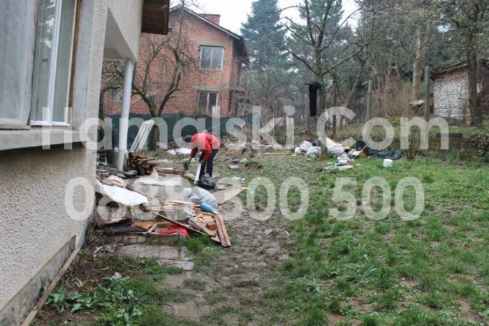 Фирма почиства парцели и дворове