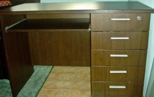 Продавам ново бюро