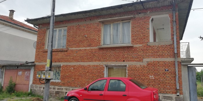Продавам къща на два етажа тухла близо до град Пловдив 
