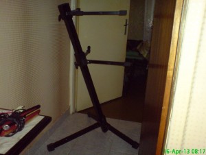 продавам стойка за два клавира-тип пачи крак..