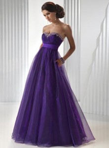 Абитюрентска рокля необличана