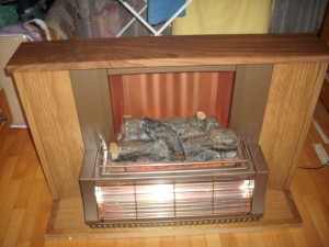 Електрическа печка тип-камина - с термоиздръжливо дърво. Има четири реотана