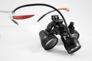 Бинокулярни увеличителни лупи и LED оптични светлини на Rose mic